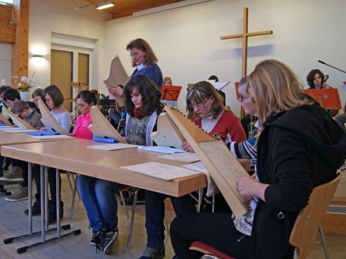 Kinder spielen Veeh-Harfe (Bild: Plansecur)