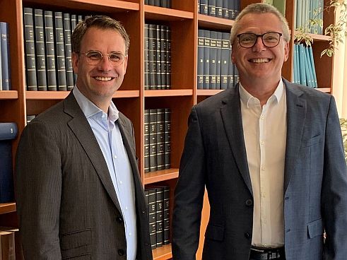 Komsa-Vorstandsvorsitzender Pierre-Pascal Urbon und Bernd Helmsauer, Vorstand der Helmsauer-Gruppe (Bild: Helmsauer)