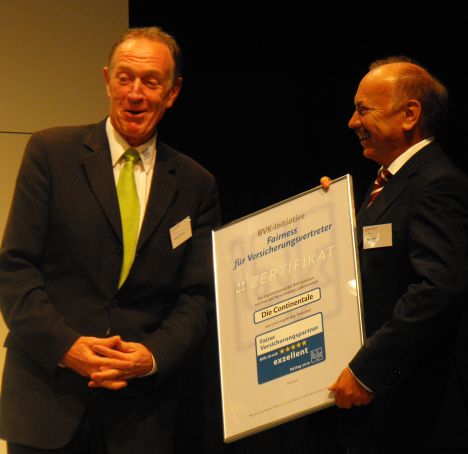 BVK-Präsident Michael H. Heinz (links) und Continentale-Vorstandschef Dr. Rolf Bauer (rechts) bei der Übergabe des BVK-Fairness-Preises 2010 (Bild: Lier)