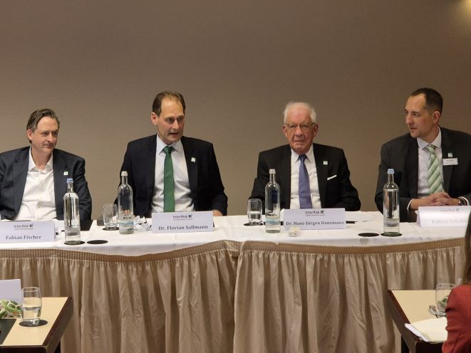 Von links: Fabian Fischer, Florian Sallmann, Pressesprecher Hans-Jürgen Danzmann und Fabian Schubert (Bild: Meyer) Von links: Fabian Fischer, Florian Sallmann, Pressesprecher Hans-Jürgen Danzmann und Fabian Schubert (Bild: Meyer)