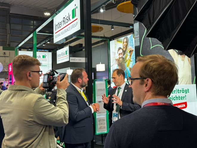 DKM 2025, vor dem Stand der Interrisk (Bild: Kiera) DKM 2025, vor dem Stand der Interrisk (Bild: Kiera)